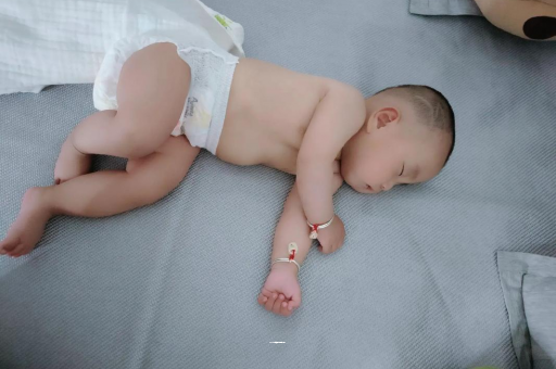 琼中几个月宝宝会抬头